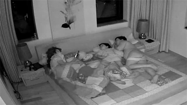 黑客破解家庭摄像头无码流出！夫妻私密生活遭盗摄，人妻激震画面全收录